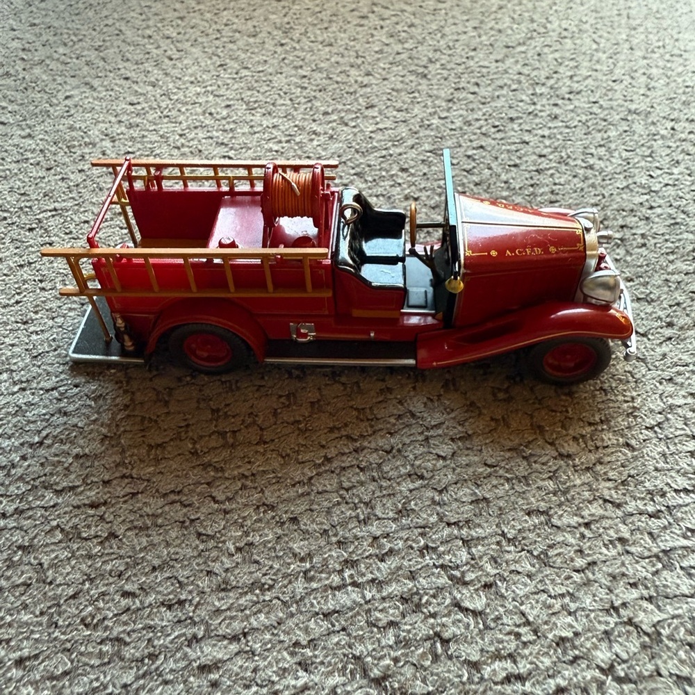 Hallmark Keepsake Ornament Magic 1932 Buick Fire Engine Topper 16 Brigade Series - Picture 6 of 7